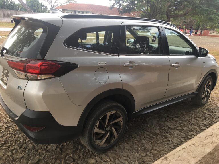 Carro de aluguer em São Tomé e Príncipe/ Car hire in Saint Thomas and Principe
